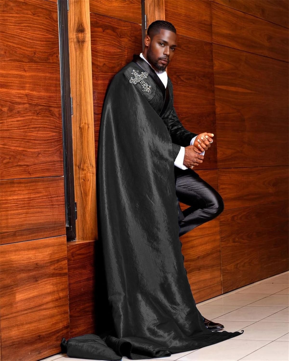 3 Piece Slim Fit Floral Prom Suit for Men – Stylish Tuxedo Set with Detachable Satin Cape & Shawl Collar Blazer